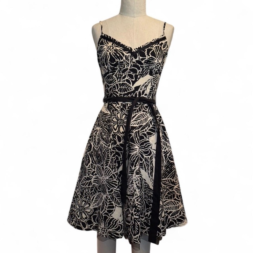 Vintage black & white floral fit and flare dress sweetheart neckline